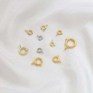 Primer plano de cierres de resorte en oro y plata para la creación de joyas DIY