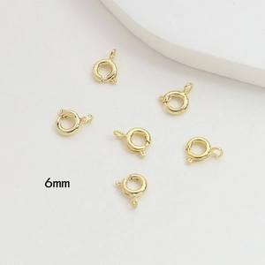 Primer plano de cierres de reasa de 6mm bañados en oro 14k para hacer joyas
