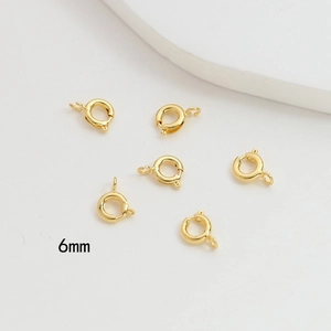 Vista macro de seis cierres de reasa dorados de 6mm para creación de joyas DIY y collares