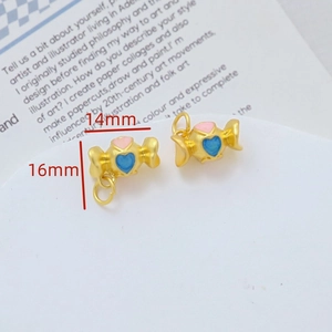 Dettaglio di ciondoli a forma di caramella placcati in oro con cuori, da 14mm a 16mm