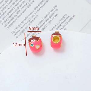 Vista ravvicinata di un ciondolo gelato in smalto rosa per gioielli fai-da-te, 9x12mm