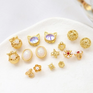 Set de accesorios para joyas con cuentas de ópalo, campanas doradas y detalles florales