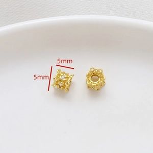 Primer plano detallado de cuentas separadoras doradas de 5mm con circonitas para joyería