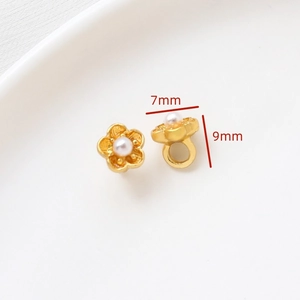 Detalle macro de cuentas de flor de ciruelo en oro mate de 7mm para joyería DIY