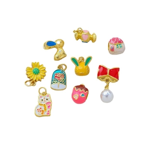 Assortimento di ciondoli dorati per gioielli fai-da-te con gatto, coniglio e fiori