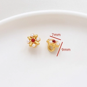 Detalle de dijes de flores doradas de 7x9mm con piedras rojas y perlas para joyería DIY