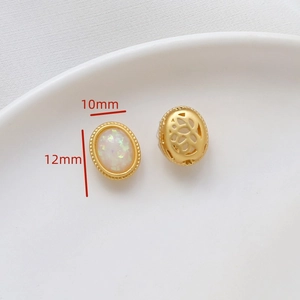 Vista macro detallada de pendientes ovalados de 12mm x 10mm con opale blanco y acabado dorado