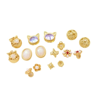 Cuentas doradas y dijes de campana para creación de joyas pulseras y collares hechos a mano