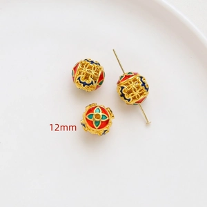 Detaillierte Ansicht von drei 12mm vergoldeten Cloisonné-Emaille-Perlen für DIY-Schmuck