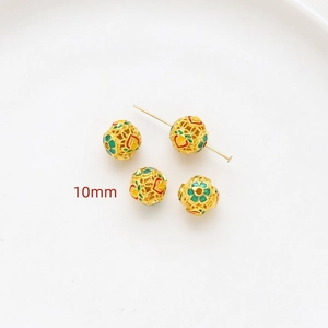 Detailansicht der 10mm hohlen vergoldeten Emaille-Perlen mit Blumenmustern
