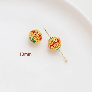 Detail einer 10mm hohlen, vergoldeten Cloisonné-Abstandshalterperle mit Emaille-Blumen