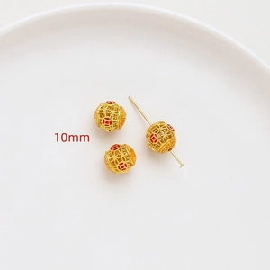 Detailansicht der 10 mm vergoldeten Hohlperlen mit rotem Emaille-Münzmuster