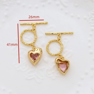 Detail der 18K vergoldeten Herz-OT-Knebelverschluss mit rosa Kristall und Hammerschlag
