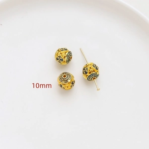 Makroaufnahme von 10mm vergoldeten hohlen Cloisonné-Perlen mit blauem Emaille-Muster
