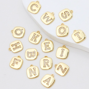 Vergoldete quadratische Kupferanhänger mit Zirkonia-Buchstaben für DIY-Schmuck