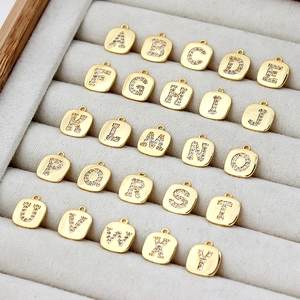 26-teiliges Set vergoldete Messing A-Z Buchstabenanhänger mit Zirkonia-Besatz
