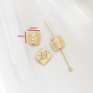 Vue macro de perles carrées en relief de 10mm avec placage en or 14 carats