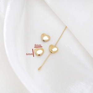 Détail macro de perles dorées en forme de cœur de 8mm pour la création de bijoux DIY