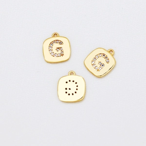 Makro-Detail vergoldeter quadratischer Anhänger mit Zirkonia-Initial G für DIY-Schmuck
