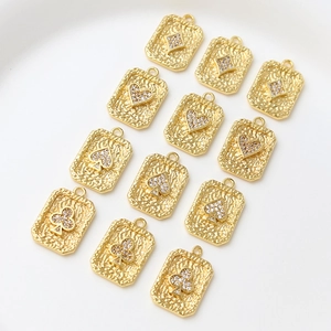 Vergulde speelkaart bedeltjes met zirkoon inleg en gehamerde textuur voor DIY sieraden
