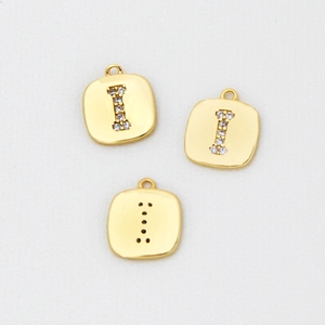 Detailansicht von vergoldeten Buchstaben-I-Anhängern mit Zirkonia für DIY-Schmuck