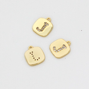 Makroansicht vergoldeter quadratischer Buchstaben-J-Anhänger mit Zirkonia-Inlay-Details