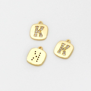 Detailansicht quadratischer vergoldeter Buchstabe K Anhänger mit Zirkonia-Inlay