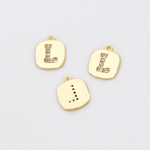Detail von vergoldeten quadratischen Buchstaben-L-Anhängern mit Zirkonia für DIY-Schmuck