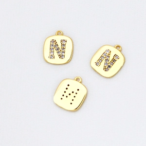 Makroaufnahme von vergoldetem Buchstaben-N-Anhänger mit Zirkonia für DIY-Schmuck
