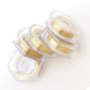 Cinco rollos de alambre de cobre chapado en oro de 18k para joyería en cajas de plástico