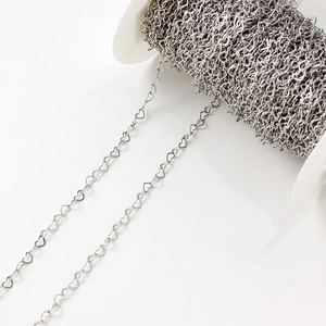 Vue détaillée d'une chaîne à maillons en forme de cœur argentée pour bijoux DIY sur une bobine
