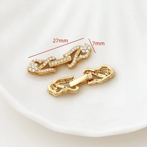 Détail du fermoir léopard plaqué or avec zircons et dimensions de 27mm pour bijoux