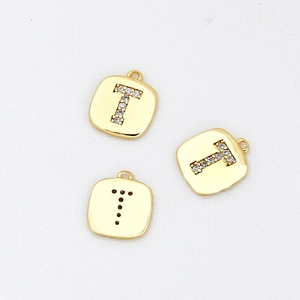 Detail eines quadratisch vergoldeten T-Anhängers mit Zirkonia für DIY-Schmuck