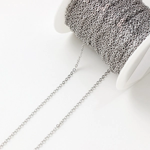 Macro d'une bobine de chaîne en O argentée pour création de bijoux DIY et artisanat
