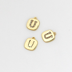 Makro-Detail von vergoldetem Buchstaben U Anhänger mit Zirkonia-Inlay für DIY-Schmuck