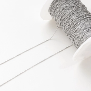 Détail de la chaîne de bricolage argentée sur bobine pour création de bijoux faits main