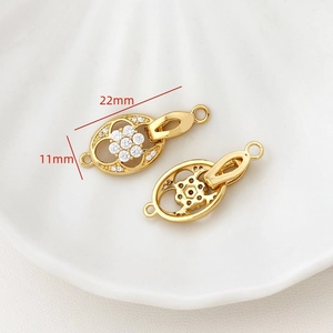Détail du fermoir fleur dorée 22x11mm avec zircon blanc et dos ajouré en nid d'abeille