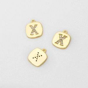 Detailansicht vergoldeter Messinganhänger in Quadratform mit Zirkonia X-Inlay