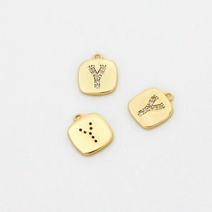 Makro-Detail von vergoldetem quadratischem Buchstabe-Y-Anhänger mit Zirkonia-Inlay für DIY