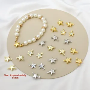 Détail du fermoir magnétique en forme d'étoile et bracelet en perles avec dorure fine