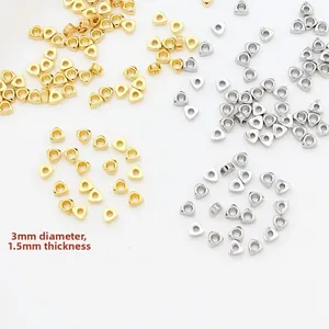 Détail de perles triangulaires 3mm or et argent montrant l'épaisseur de 1,5mm