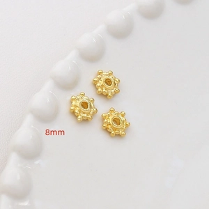 Dettaglio di copriperle dorati da 8mm per la creazione di gioielli fai-da-te