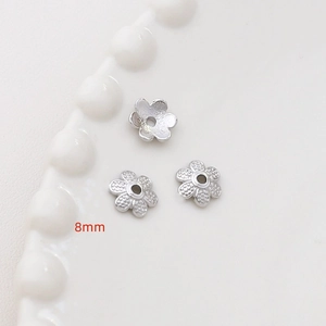 Macro di copriperle a forma di fiore da 8mm per gioielli fai da te su vassoio bianco
