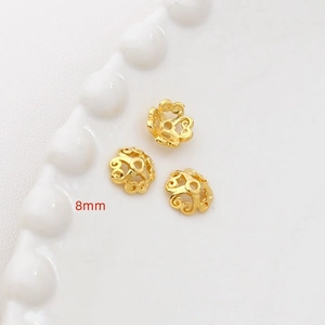 Dettaglio di copriperle a forma di fiore dorato da 8mm per creazione di gioielli