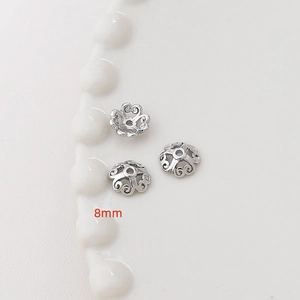 Dettaglio di copriperla a fiore traforato argento da 8mm per creazione di gioielli