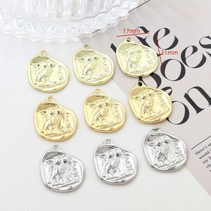 Detalle de los colgantes de moneda de búho en oro y plata de 21mm para joyería DIY