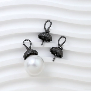 Dettaglio di copriperle in metallo nero con motivo a scaglie per design di gioielli