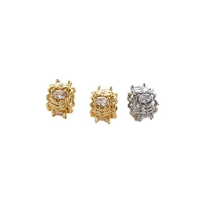 Lot de trois ear cuffs vintage or 18k et argent avec zircons ovales et motifs ajourés