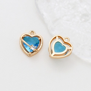 Makroaufnahme von vergoldetem Herzanhänger mit blauem Zirkon für DIY-Schmuck