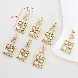 Detaillierte Makroansicht von 25 mm x 11 mm Goldanhänger mit Perlen und Zirkonia